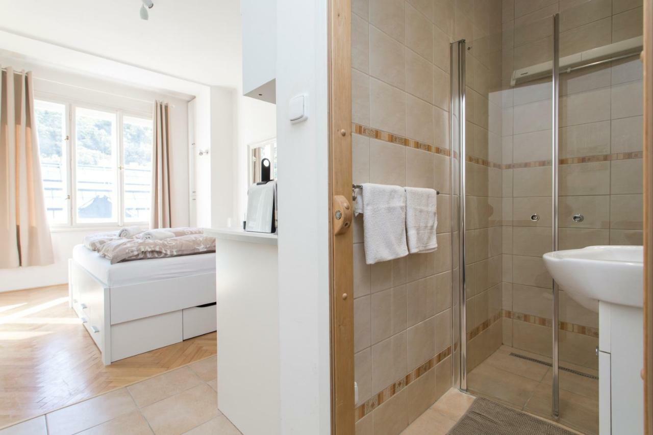 Cozy Studio With Parking Near City Center Praha Bagian luar foto