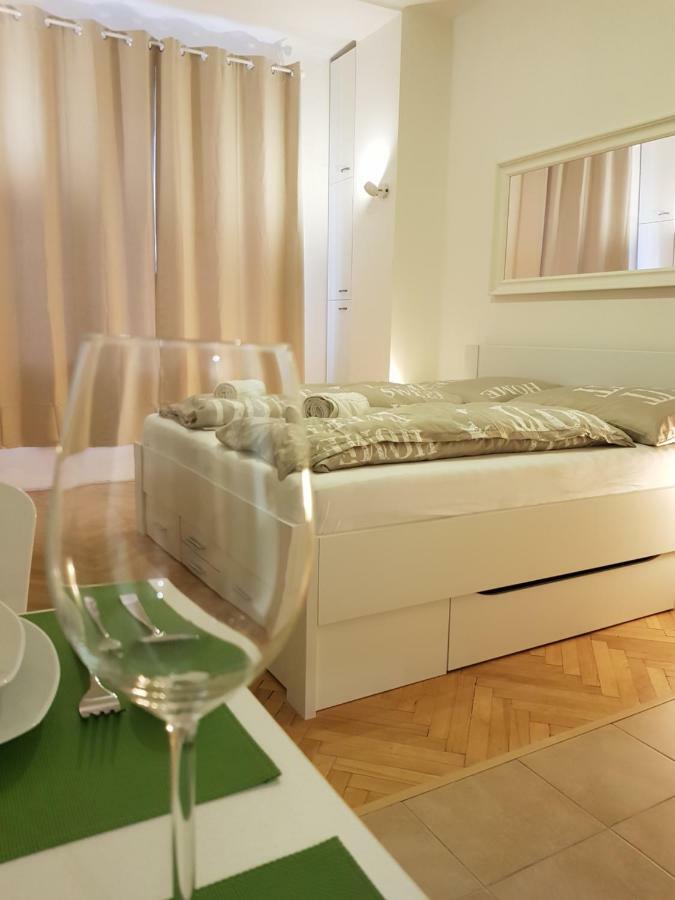 Cozy Studio With Parking Near City Center Praha Bagian luar foto