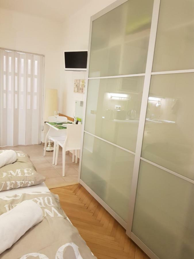 Cozy Studio With Parking Near City Center Praha Bagian luar foto