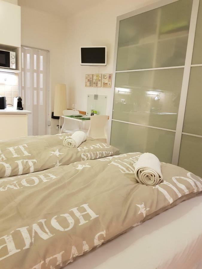 Cozy Studio With Parking Near City Center Praha Bagian luar foto