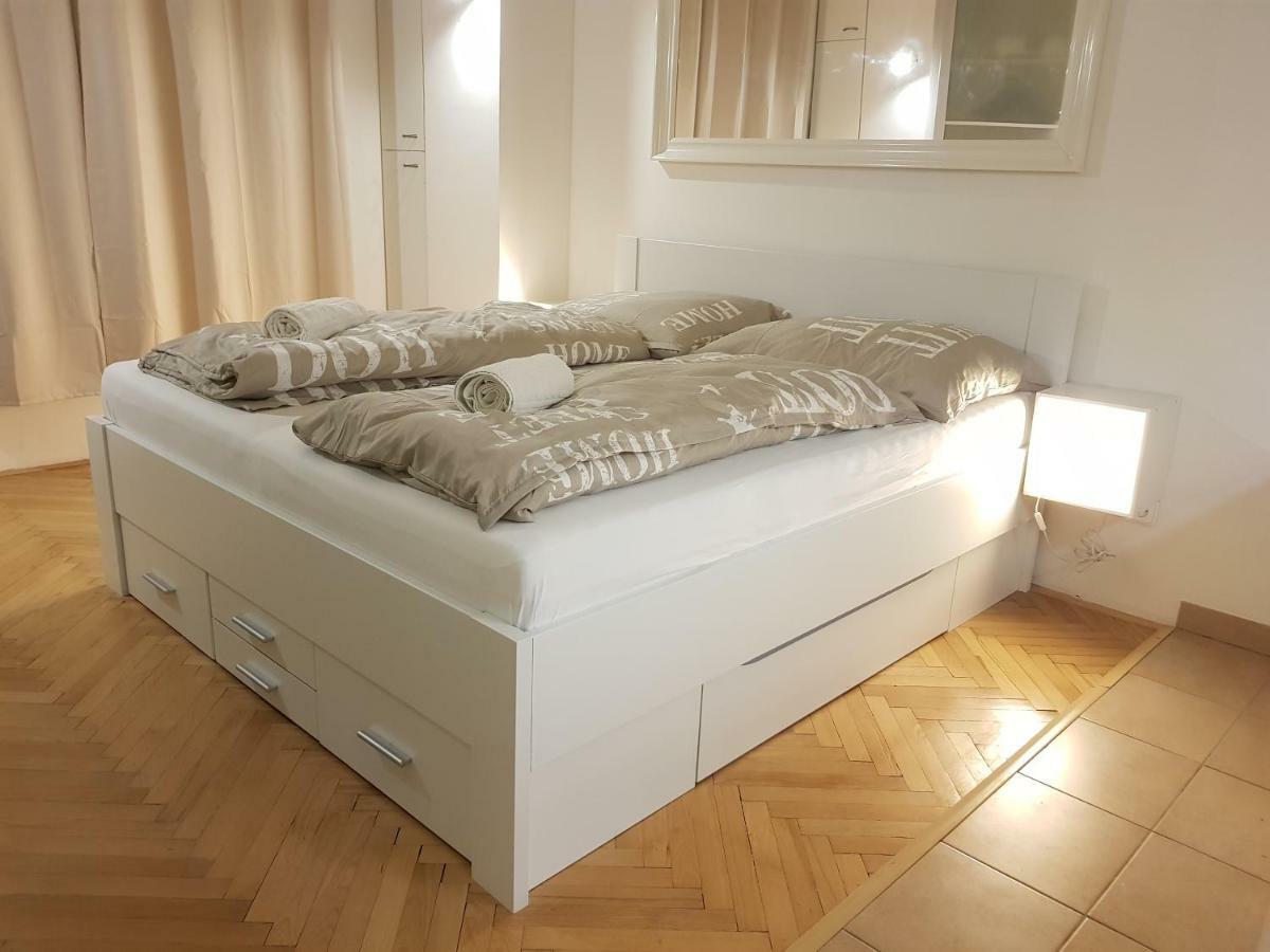 Cozy Studio With Parking Near City Center Praha Bagian luar foto